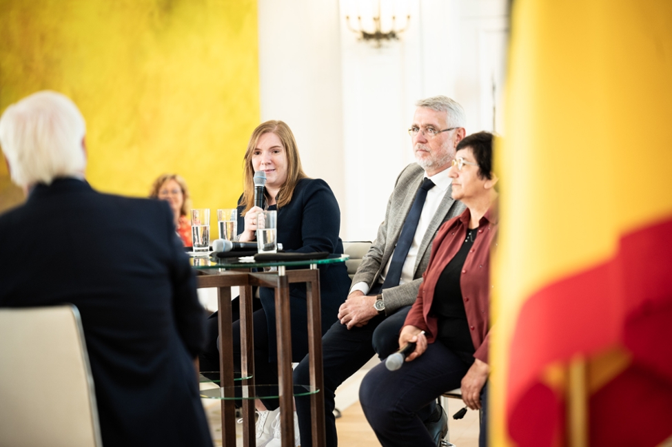 Bundespräsident Frank-Walter Steinmeier im Gespräch mit Lena Weber und weiteren Gästen auf dem Podium